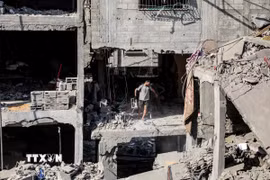 Tòa nhà bị phá hủy sau cuộc không kích của Israel tại Gaza. (Ảnh: THX/TTXVN)