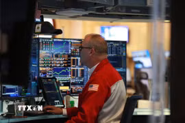 Giao dịch viên tại sàn chứng khoán New York, Mỹ. (Ảnh: THX/TTXVN)
