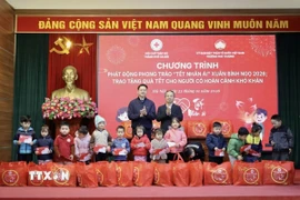Trao tặng quà Tết cho người có hoàn cảnh khó khăn. (Ảnh: Minh Nghĩa/TTXVN)