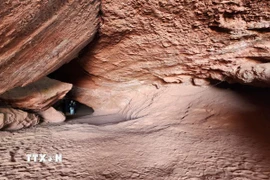 Các hang động tại đây hình thành do núi đá bị gió và nước làm xói mòn sau hàng triệu năm. (Ảnh: Mạnh Hùng/TTXVN)