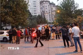 Người dân đổ xuống đường phố thủ đô Tehran sau các cuộc không kích của Israel nhằm vào nhiều mục tiêu ở Iran, ngày 13/6/2025. (Ảnh: Reuters/TTXVN)
