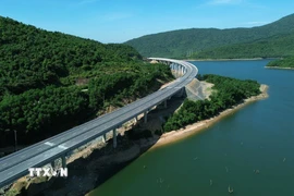 Dự án cao tốc Vũng Áng-Bùng với những cây cầu vượt hồ, vượt núi đã trở thành điểm nhấn ấn tượng, hòa quyện công trình giao thông với cảnh quan tự nhiên. (Ảnh: Quốc Khánh/TTXVN)