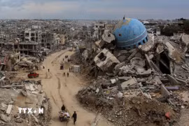 Các tòa nhà bị phá hủy sau cuộc không kích của Israel tại Dải Gaza. (Ảnh: THX/TTXVN)