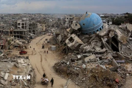 Các tòa nhà bị phá hủy sau cuộc không kích của Israel tại Gaza. (Ảnh: THX/TTXVN)