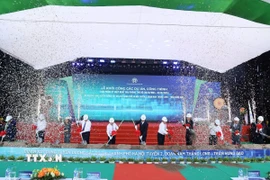 Các đại biểu thực hiện nghi thức khởi công dự án. (Ảnh: Hùng Mạnh/TTXVN)