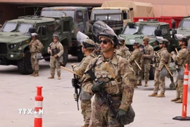 Binh sỹ thuộc lực lượng Vệ binh Quốc gia gác tại Los Angeles, California, Mỹ. (Ảnh: THX/TTXVN)