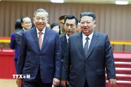 Tổng Bí thư Đảng Lao động Triều Tiên, Chủ tịch Quốc vụ nước Cộng hòa Dân chủ Nhân dân Triều Tiên Kim Jong Un đón Tổng Bí thư Tô Lâm. (Ảnh: Thống Nhất/TTXVN)