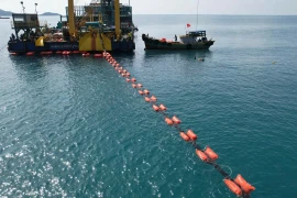 Thi công kéo dải cáp ngầm cấp điện từ điện lưới quốc gia ra Côn Đảo. (Nguồn: EVN)