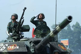 Binh chủng Tăng thiết giáp trình diễn tại lễ hợp luyện diễu binh kỷ niệm 80 năm Quốc khánh. (Ảnh: Trọng Đức/TTXVN)