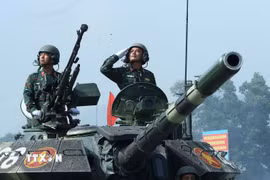 Binh chủng Tăng thiết giáp trình diễn tại lễ hợp luyện diễu binh kỷ niệm 80 năm Quốc khánh. (Ảnh: Trọng Đức/TTXVN)