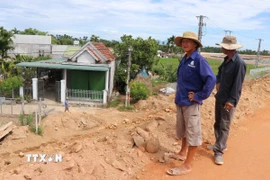 Một số nhà ở của người dân xã Nghĩa Giang vị trí đầu tuyến cao tốc Quảng Ngãi-Hoài Nhơn nằm trong hành lang bảo vệ an toàn cao tốc. (Ảnh: Phạm Cường/TTXVN)