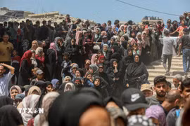 Người dân Palestine chờ được phát thực phẩm cứu trợ tại Gaza. (Ảnh: THX/TTXVN)