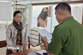 Đối tượng Nguyễn Thị Thu Trang nghe các quyết định khởi tố. (Ảnh: TTXVN phát)