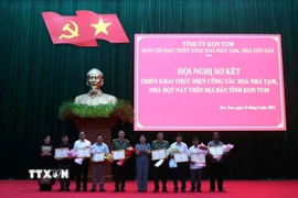 Trao Bằng khen của Chủ tịch UBND tỉnh Kon Tum cho 21 tập thể và 32 cá nhân có thành tích xuất sắc trong triển khai, thực hiện Phong trào thi đua “Chung tay xóa nhà tạm, nhà dột nát trên địa bàn tỉnh năm 2025." (Ảnh: Cao Nguyên/TTXVN)