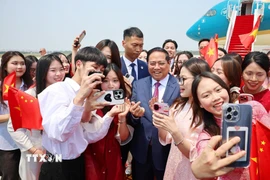 Học sinh, sinh viên Việt Nam tại Trung Quốc đón Thủ tướng Phạm Minh Chính. (Ảnh: Dương Giang/TTXVN)
