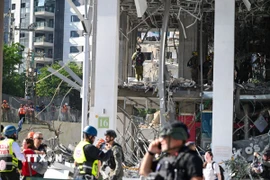 Tòa nhà bị phá hủy sau một vụ tấn công tại Ramat Gan, Israel. (Ảnh: THX/TTXVN)