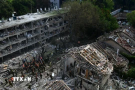 Các tòa nhà bị phá hủy sau cuộc tấn công bằng tên lửa của Iran tại Tel Aviv, Israel, ngày 22/6/2025. (Ảnh: THX/TTXVN)
