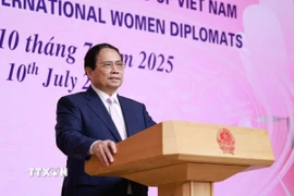 Thủ tướng Phạm Minh Chính chúc mừng các nhà ngoại giao nữ Việt Nam và quốc tế nhân dịp kỷ niệm Ngày Quốc tế Phụ nữ ngành Ngoại giao. (Ảnh: Dương Giang/TTXVN)