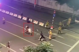 Hình ảnh hai thanh niên đâm vào cảnh sát được video ghi lại. (Ảnh: Cắt từ video)