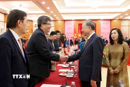 Tổng Bí thư Tô Lâm với các đại biểu tham dự Chương trình Xuân Quê hương 2026. (Ảnh: An Đăng/TTXVN)