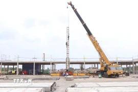 Công nhân tiến hành thi công ép cọc tại dự án nâng cấp, mở rộng Cảng hàng không Cà Mau. (Ảnh: Tuấn Phi/TTXVN)