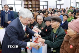 Phó Chủ tịch Thường trực Quốc hội Đỗ Văn Chiến trao quà cho các đảng viên trên 50 năm tuổi đảng xã Đạo Trù. (Ảnh: Hoàng Hùng/TTXVN)