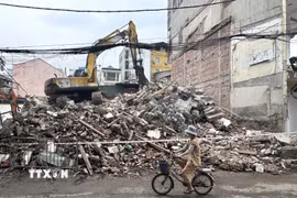 Đơn vị thi công tiến hành phá dỡ ngay sau khi các hộ bàn giao mặt bằng. (Ảnh: Quốc Lũy/TTXVN)
