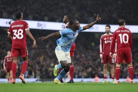 Doku có ngày thi đấu ấn tượng để giúp Man City vùi dập Liverpool.