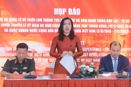 Thứ trưởng Bộ Ngoại giao Lê Thị Thu Hằng phát biểu tại Họp báo về triển lãm thành tựu đất nước ngày 22/8. (Ảnh: Minh Quyết/TTXVN)