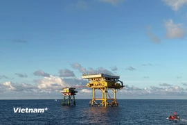 Nhà giàn DK1 sừng sững giữa biển trời như cột mốc đánh dấu chủ quyền thềm lục địa thiêng liêng của Việt Nam. (Ảnh: Huy Khánh/Vietnam+)