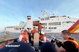 Hơn 60 kiều bào cùng các đại biểu đoàn công tác trên "Chuyến tàu Đại đoàn kết" đã ra thăm Nhà giàn DK-1/8. (Ảnh: Huy Khánh/Vietnam+)