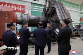 Nhà lãnh đạo Triều Tiên Kim Jong Un thị sát doanh nghiệp thuộc ngành công nghiệp vũ khí. (Ảnh: KCNA/TTXVN)