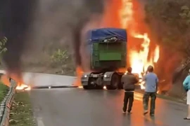 Sơn La: Xe đầu kéo bốc cháy dữ dội sau tai nạn trên Quốc lộ 6
