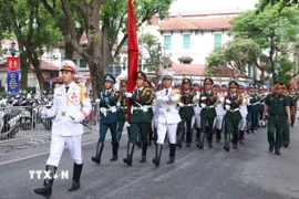 Khối danh dự 3 quân chủng Hải-Lục-Không quân vào vị trí tập kết. (Ảnh: Quốc Khánh/TTXVN)