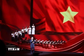 Các tiết mục ca ngợi Đảng quang vinh, Bác Hồ vĩ đại; lịch sử cách mạng hào hùng, thể hiện tinh thần quyết tâm của toàn Đảng, toàn quân, toàn dân đưa đất nước bước vào kỷ nguyên mới - kỷ nguyên vươn mình của dân tộc. (Ảnh: Minh Đức/TTXVN)