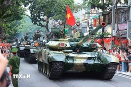 Khối xe Tăng thiết giáp cơ động đến nơi tập kết. (Ảnh: An Đăng/TTXVN)