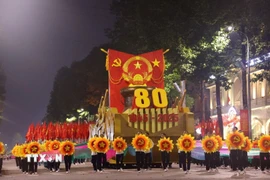 Khối Nghi trượng dẫn đầu đoàn diễu binh, diễu hành trong buổi tổng hợp luyện. (Ảnh: Văn Điệp/TTXVN)