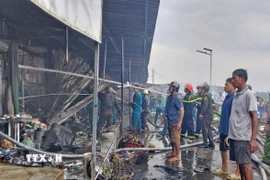 Hiện trường vụ cháy chợ Thanh Tùng ở Cà Mau. (Ảnh: Huỳnh Anh/TTXVN)
