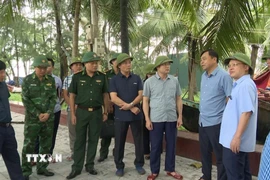 Thứ trưởng Bộ Nông nghiệp và Môi trường Nguyễn Hoàng Hiệp kiểm tra công tác ứng phó với bão số 5 tại Thanh Hóa. (Ảnh: Nguyễn Nam/TTXVN)