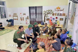 Lãnh đạo Ủy ban Nhân dân tỉnh Hà Tĩnh động viên bà con xã Đan Hải tại nơi tránh trú bão. (Ảnh: Hữu Quyết/TTXVN)