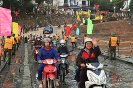 Dòng phương tiện qua cầu phao Phong Châu. (Ảnh: An Đăng/TTXVN)