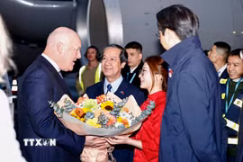 Bộ trưởng Bộ Giáo dục và Đào tạo Nguyễn Kim Sơn, Thứ trưởng Bộ Ngoại giao Đỗ Hùng Việt đón Thủ tướng New Zealand Christopher Luxon tại sân bay quốc tế Nội Bài. (Ảnh: Doãn Tấn/TTXVN)