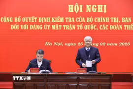 Các Ủy viên Bộ Chính trị, Bí thư Trung ương Đảng: Trưởng ban Tổ chức Trung ương Lê Minh Hưng, Trưởng đoàn kiểm tra và Bí thư Đảng ủy Mặt trận Tổ quốc, các đoàn thể Trung ương, Chủ tịch Ủy ban Trung ương Mặt trận Tổ quốc Việt Nam Đỗ Văn Chiến đồng chủ trì Hội nghị. (Ảnh: TTXVN phát)