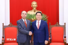 Trưởng Ban Tuyên giáo và Dân vận Trung ương Nguyễn Trọng Nghĩa tiếp Đại sứ Cuba tại Việt Nam Rogelio Polanco Fuentes. (Ảnh: Phương Hoa/TTXVN)