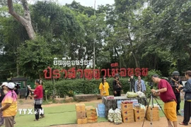 Người dân Thái Lan mang thực phẩm, nước uống đến ủng hộ binh sỹ Thái Lan tại khu vực Đền Ta Muen Thom. (Ảnh: Phạm Hải/TTXVN)