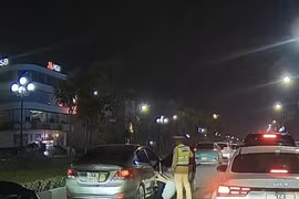 Cận cảnh màn "đổi tài xế bất thành" khi đi qua chốt kiểm tra nồng độ cồn