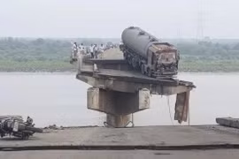 Hiện trường vụ sập cầu. (Nguồn: ndtv)