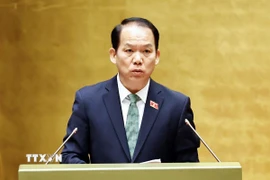 Ủy viên Ủy ban Thường vụ Quốc hội Hoàng Thanh Tùng trình bày tóm tắt các Báo cáo giải trình, tiếp thu, chỉnh lý về 4 dự thảo: Luật Dẫn độ; Luật Chuyển giao người đang chấp hành án phạt tù; Luật Tương trợ tư pháp về hình sự; Luật Tương trợ tư pháp về dân sự. (Ảnh: Doãn Tấn/TTXVN)