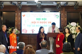 Chủ tịch Hội Y Dược, bác sỹ Hoàng Xuân Mai thay mặt Ban chấp hành khóa mới đọc lời cam kết. (Ảnh: Tâm Hằng/TTXVN)