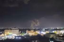 Khói bốc lên sau cuộc không kích tại Sanaa, Yemen, ngày 15/3/2025. (Ảnh: THX/TTXVN)